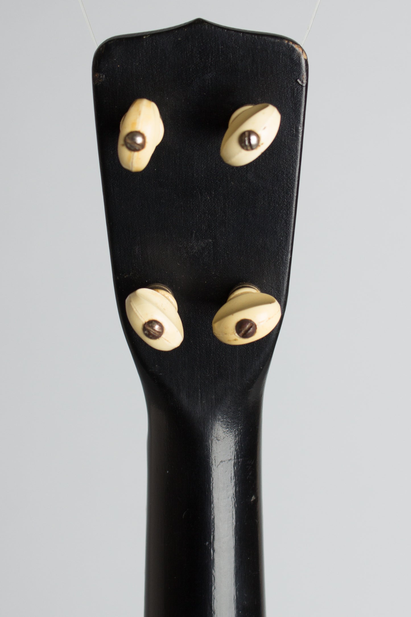 Regal Le Domino Concert Ukulele (1932)