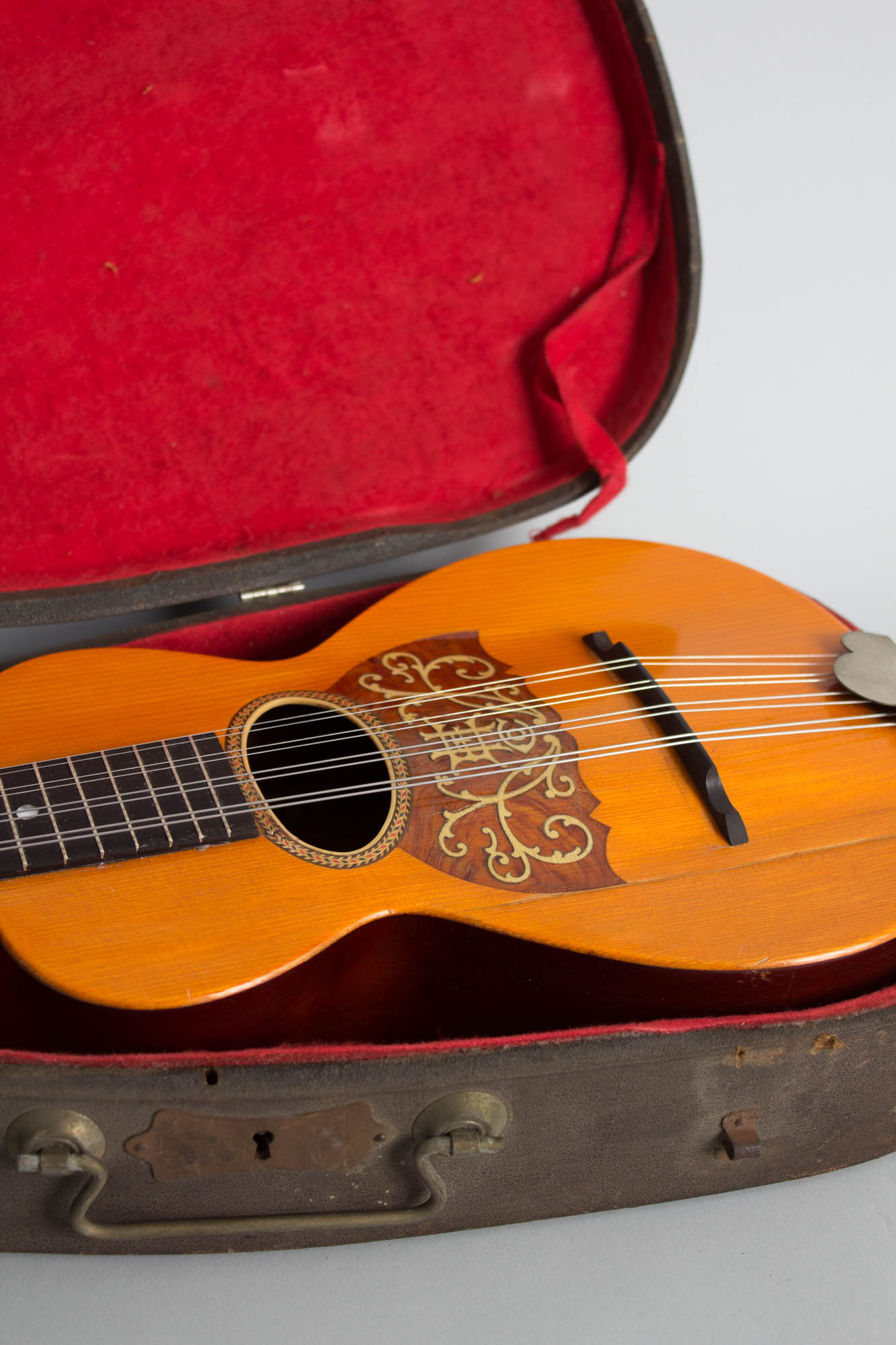 Howe-Orme No. 1730 Arch Top Mandolin (1900)