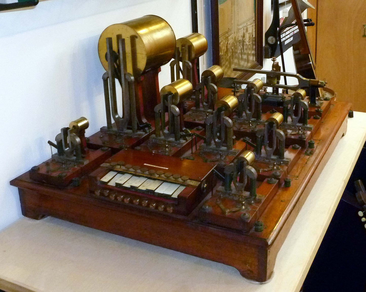 Max Kohl Helmholtz Hybrid Keyboard Synthesizer (1905)