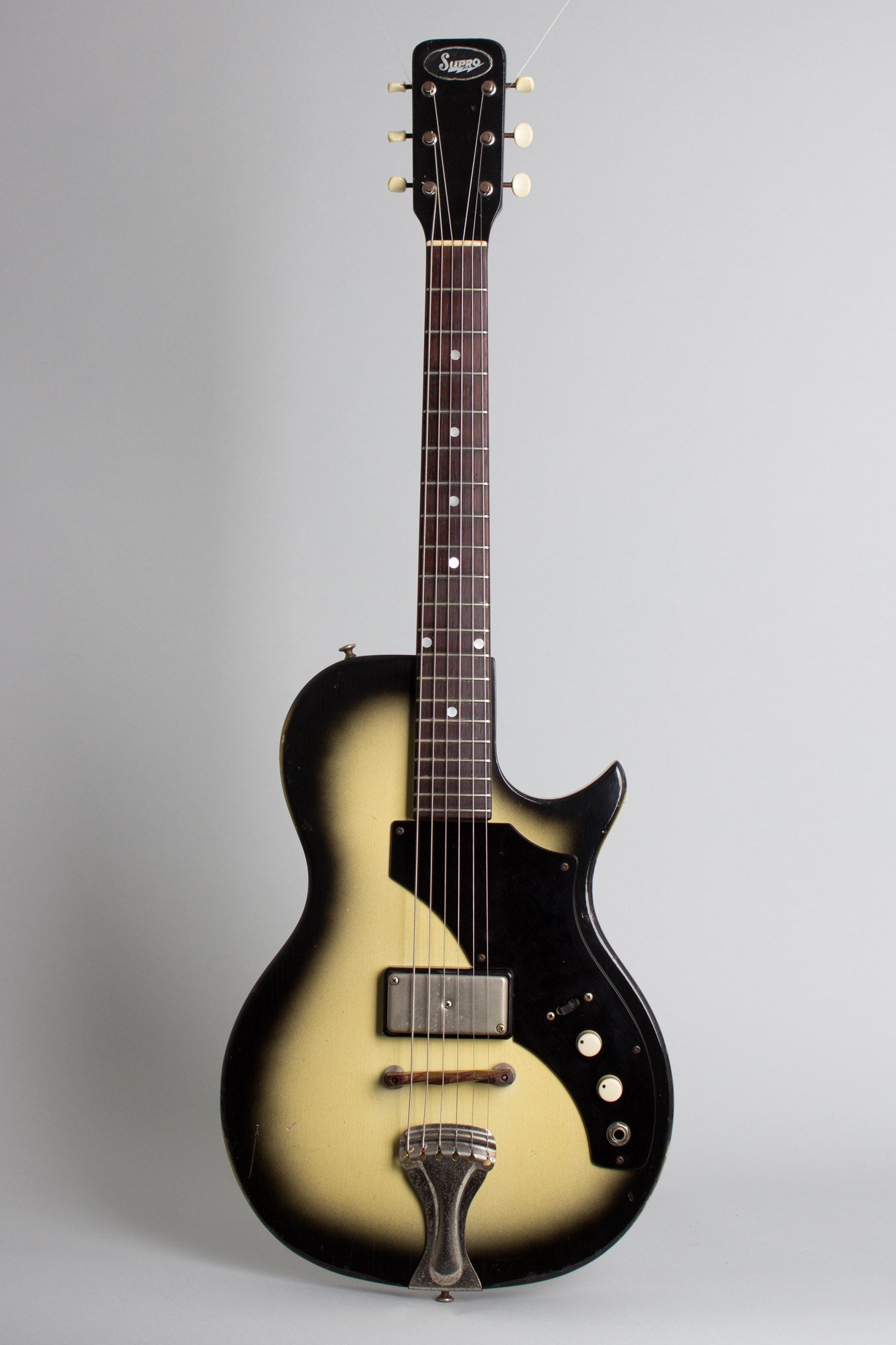 Supro Super Single Model 1507 Solid Body Electric Guitar (1960)