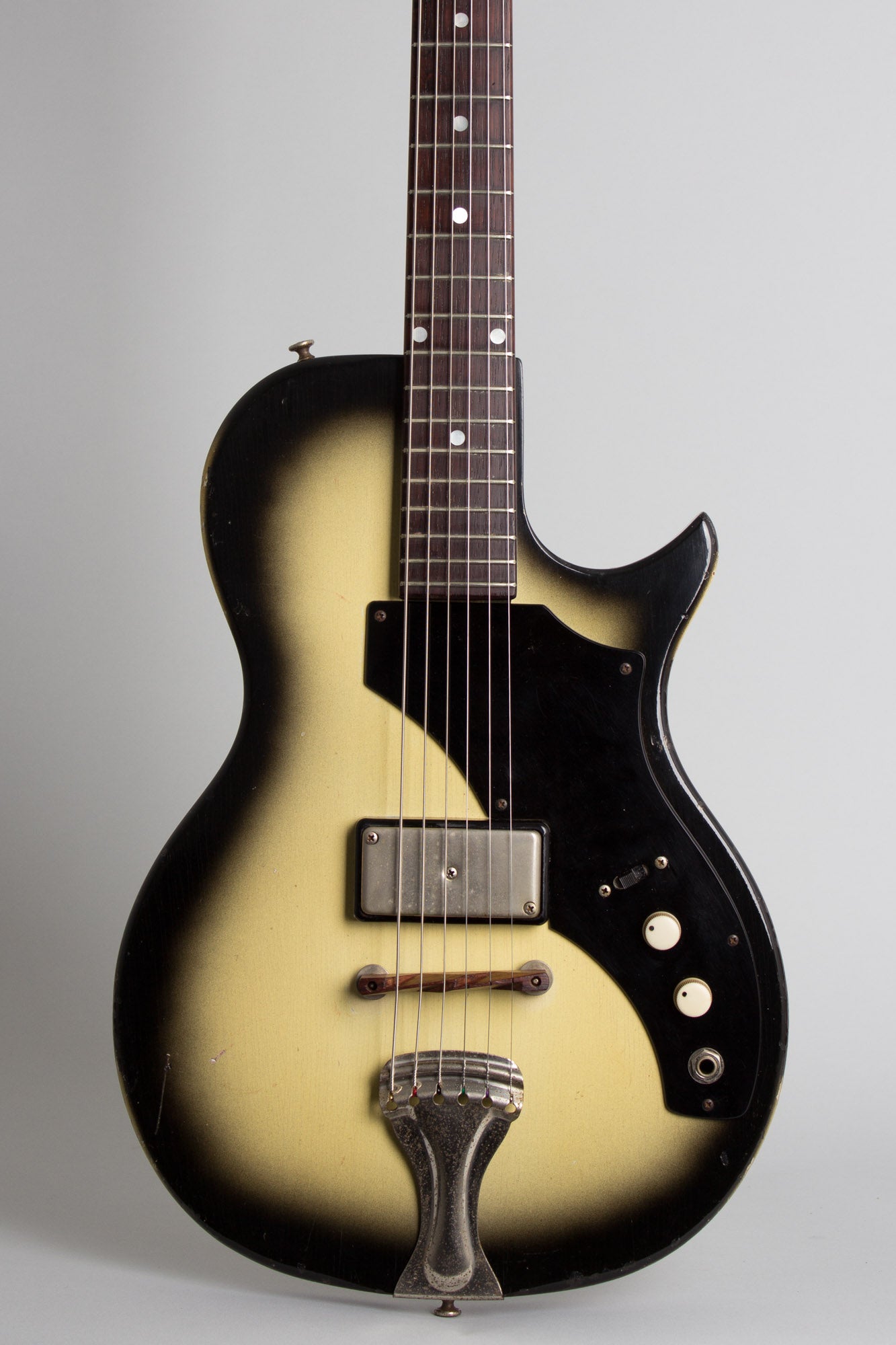 Supro Super Single Model 1507 Solid Body Electric Guitar (1960)