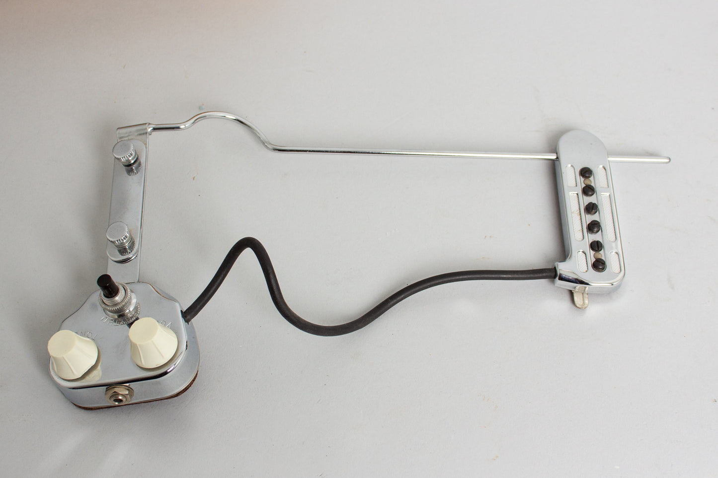 DeArmond Rhythm Chief Model 1100 in Original Box (NOT A REISSUE) Archtop Guitar Pickup (1969)