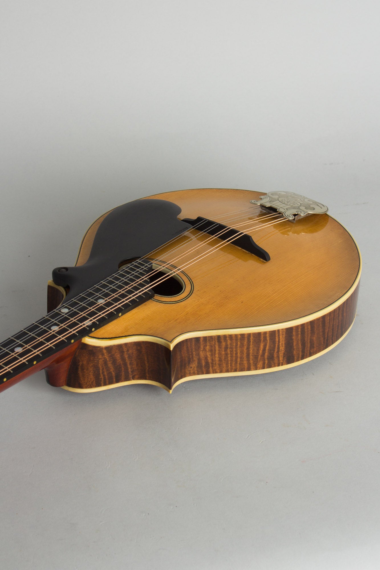 Lyon & Healy Style B Carved Top Mandolin (1919)