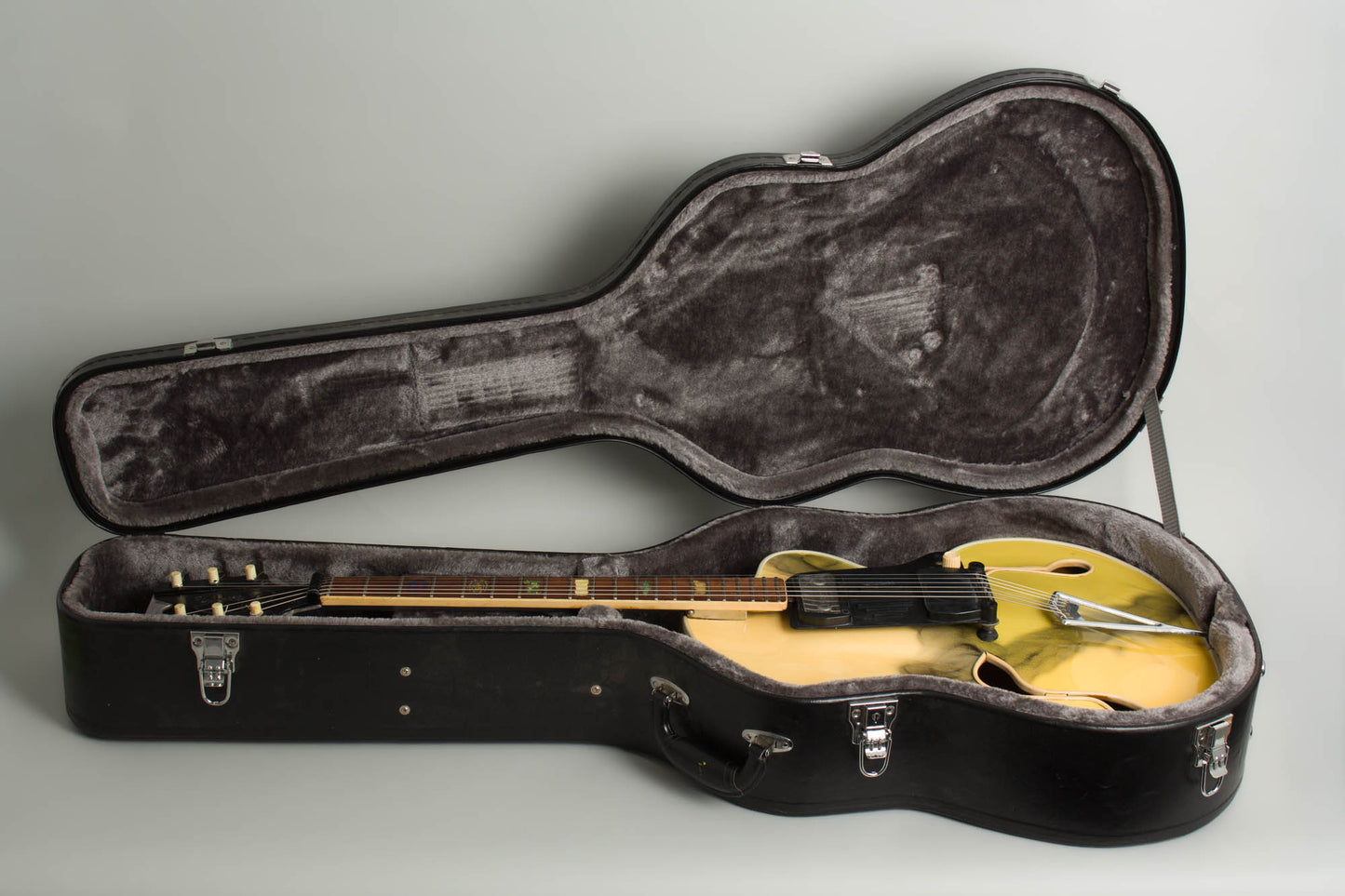 Wandre BB Model Semi-Hollow Body Electric Guitar (1960)
