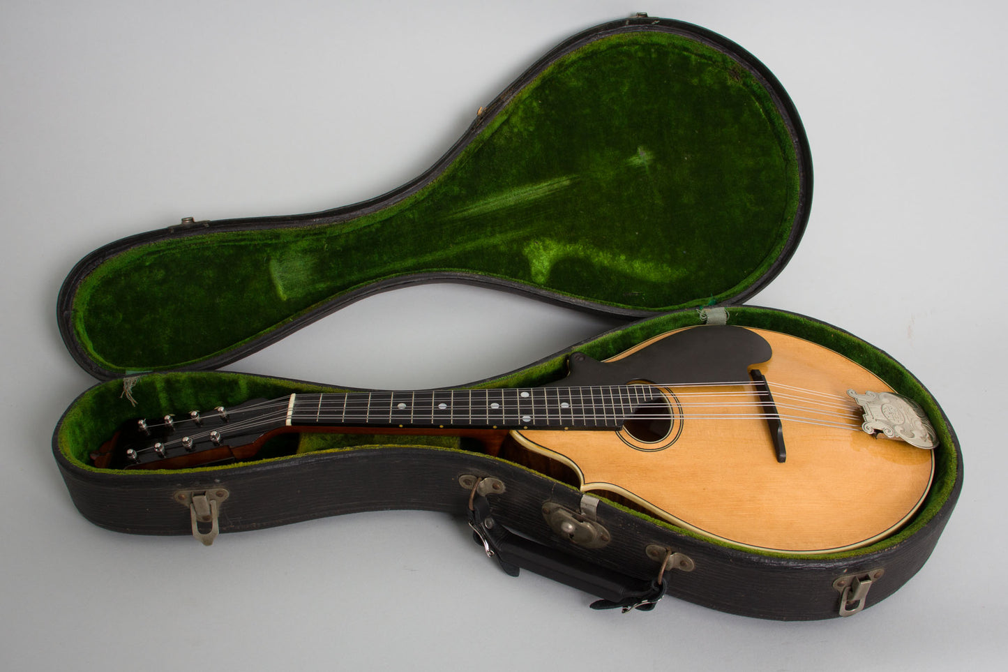 Lyon & Healy Style B Carved Top Mandolin (1919)