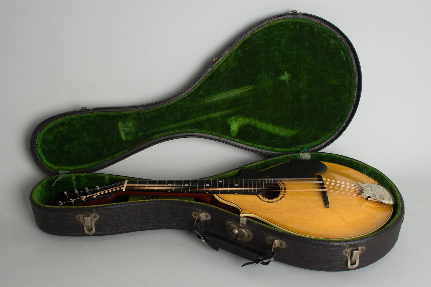 Lyon & Healy Style B Carved Top Mandolin (1919)