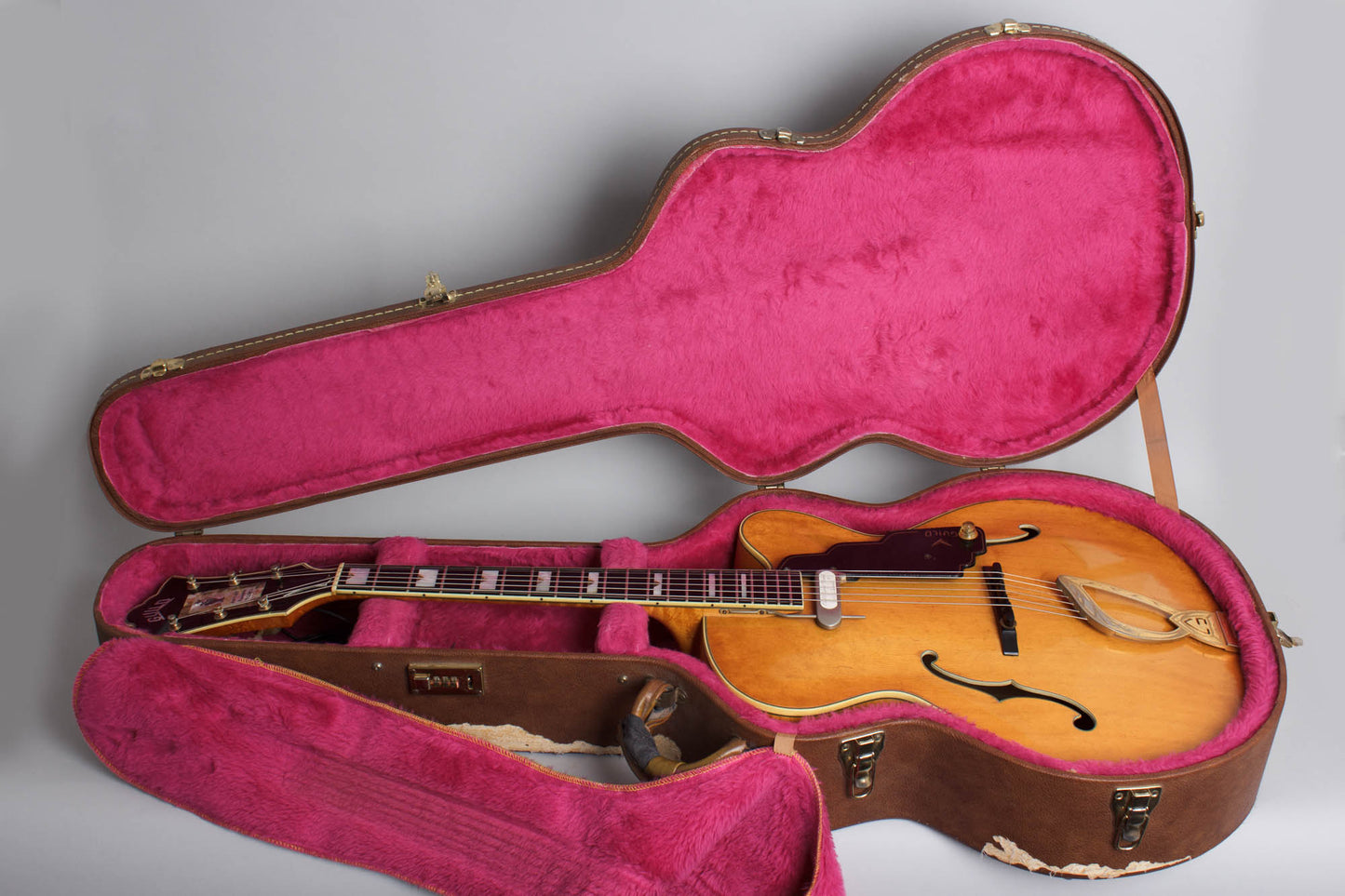 Guild Artist Award B w/floating DeArmond pickup Arch Top Acoustic Guitar (1961)