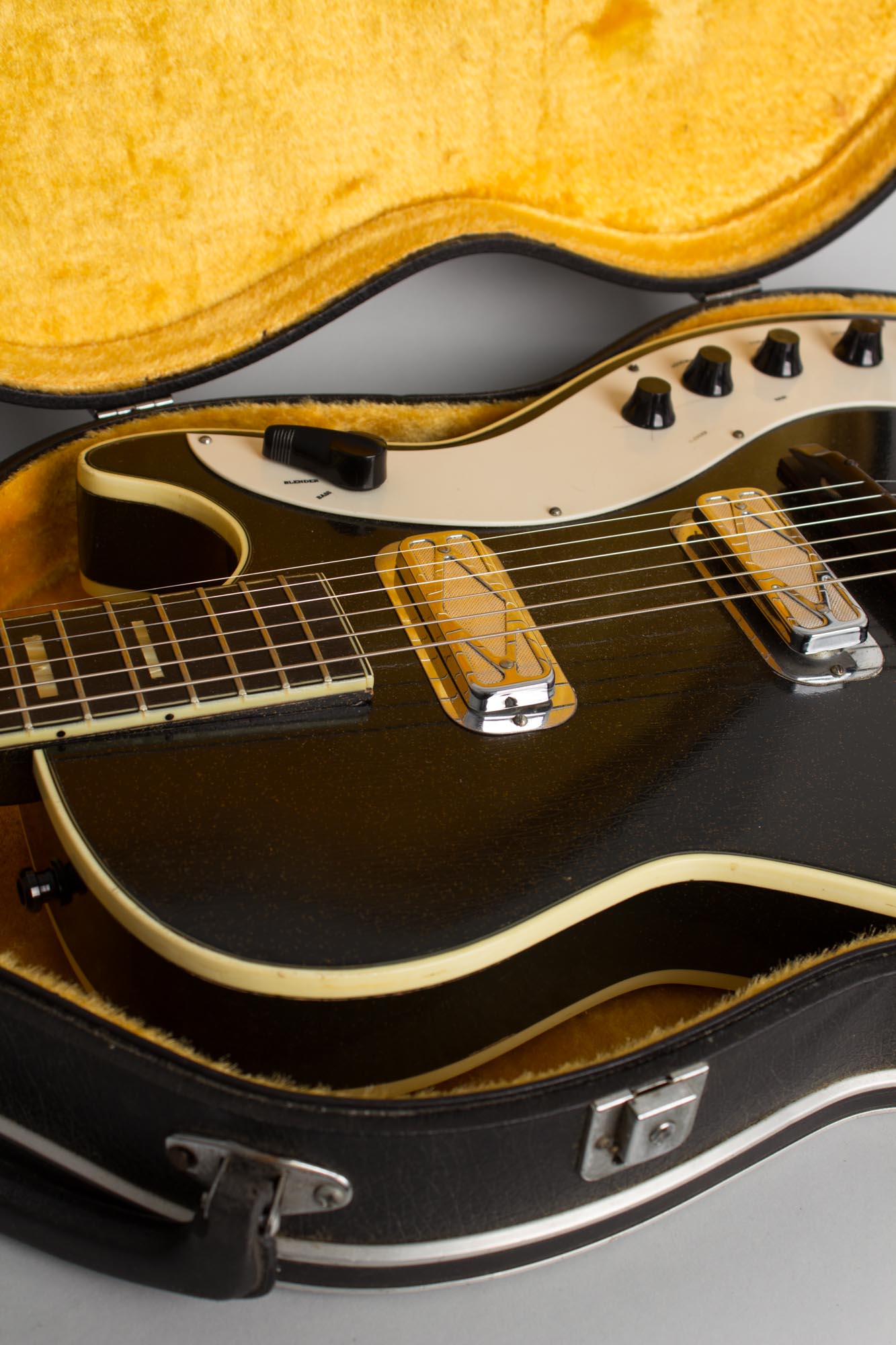 Harmony Silvertone Model 1423 Semi-Hollow Body Electric Guitar (1963)