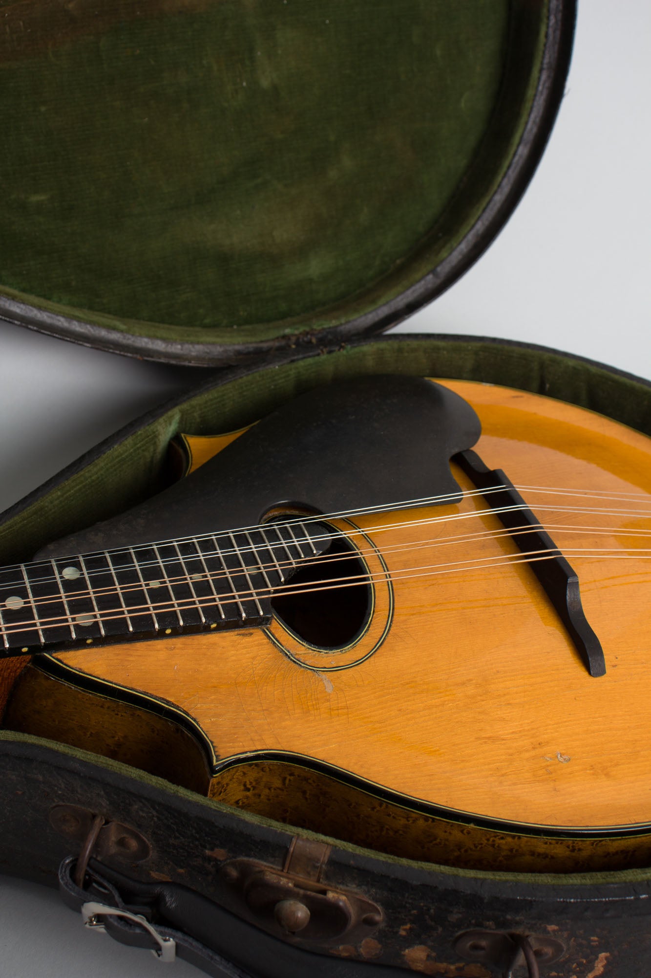 Washburn Model 5283 Deluxe Carved Top Mandolin (1930)