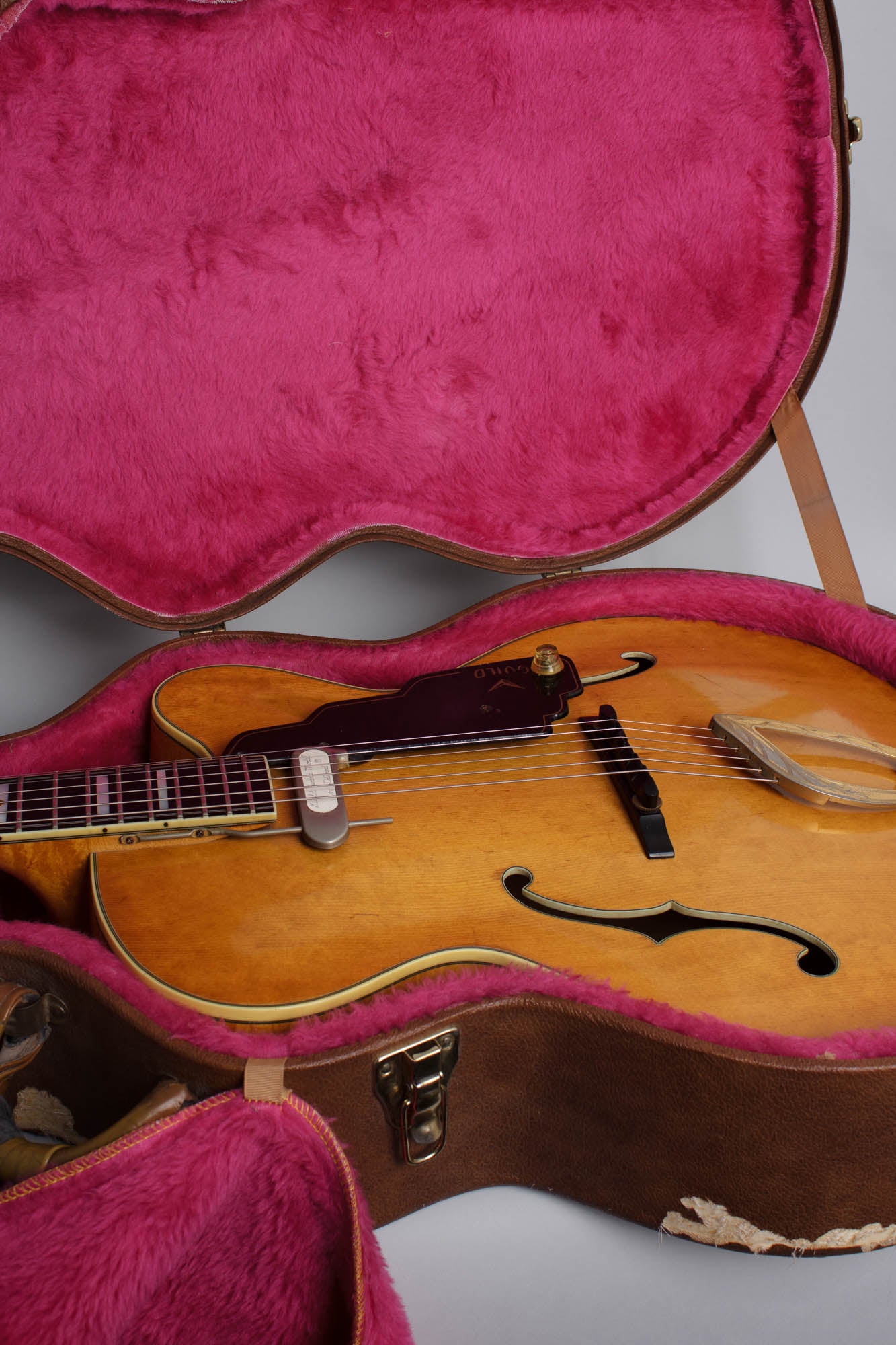 Guild Artist Award B w/floating DeArmond pickup Arch Top Acoustic Guitar (1961)