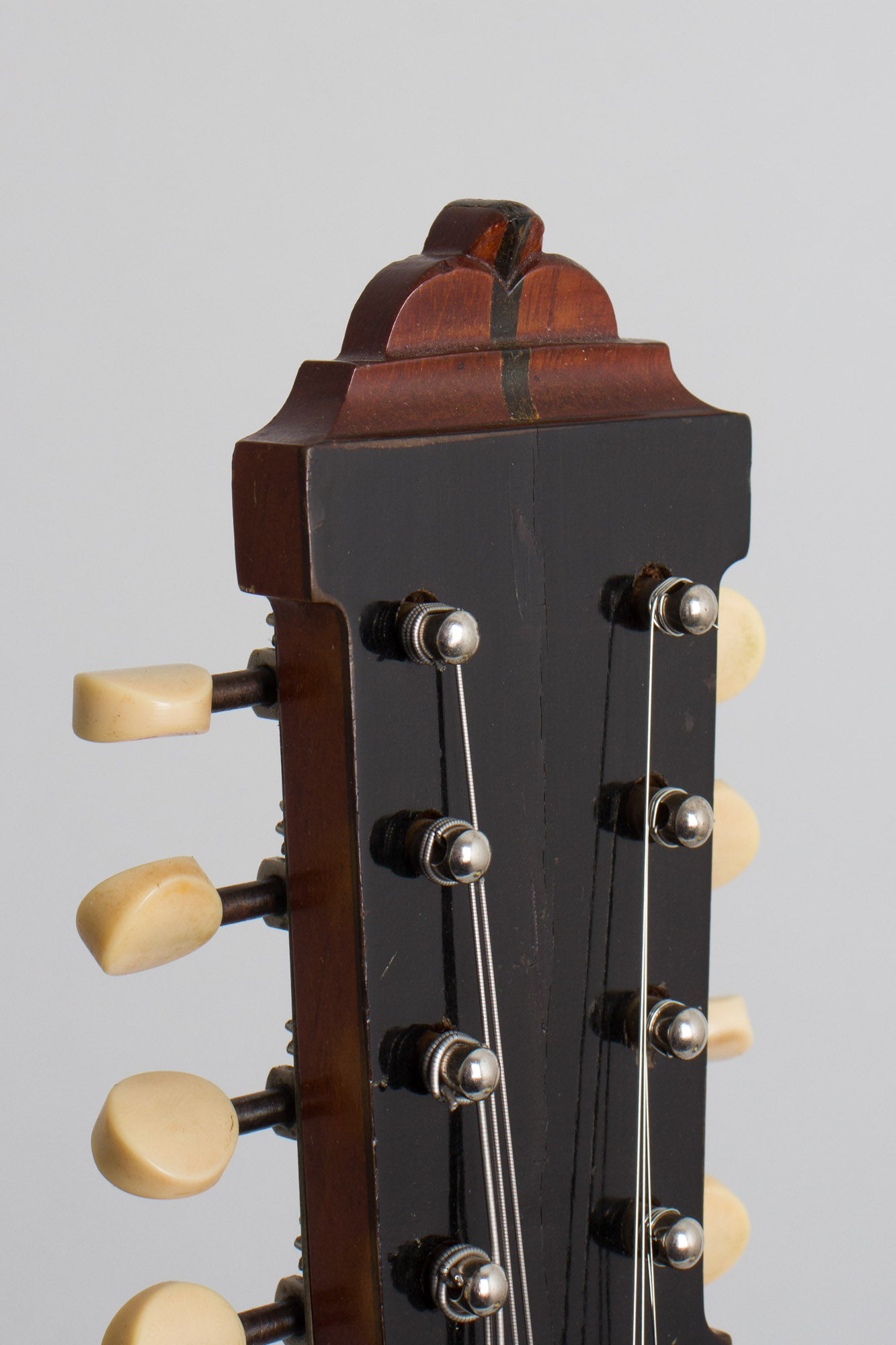 Lyon & Healy Style B Carved Top Mandolin (1919)
